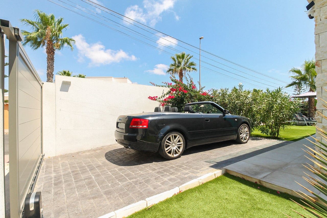 3 soverom Villa til salgs i Orihuela Costa med svømmebasseng garasje - € 749 000 (Ref: 10006262)