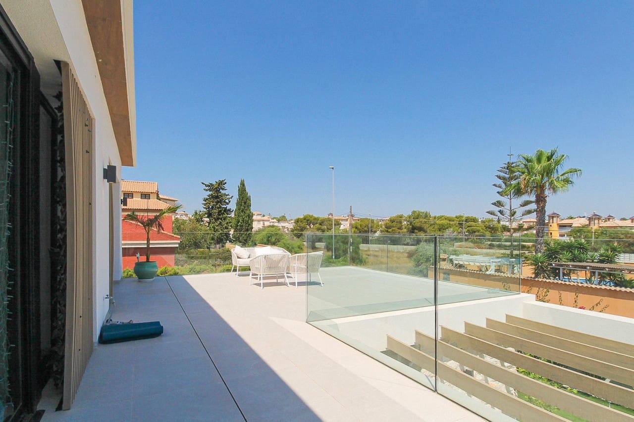 3 soverom Villa til salgs i Orihuela Costa med svømmebasseng garasje - € 749 000 (Ref: 10006262)