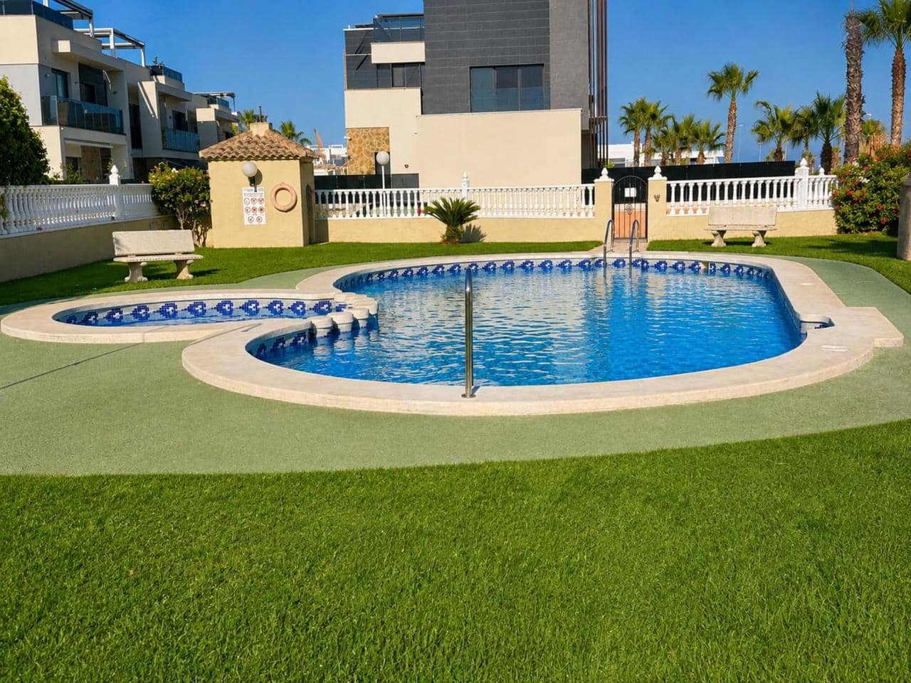 2 soveværelse Bungalow til salg i Orihuela Costa med swimmingpool - € 225.000 (Ref: 10008726)