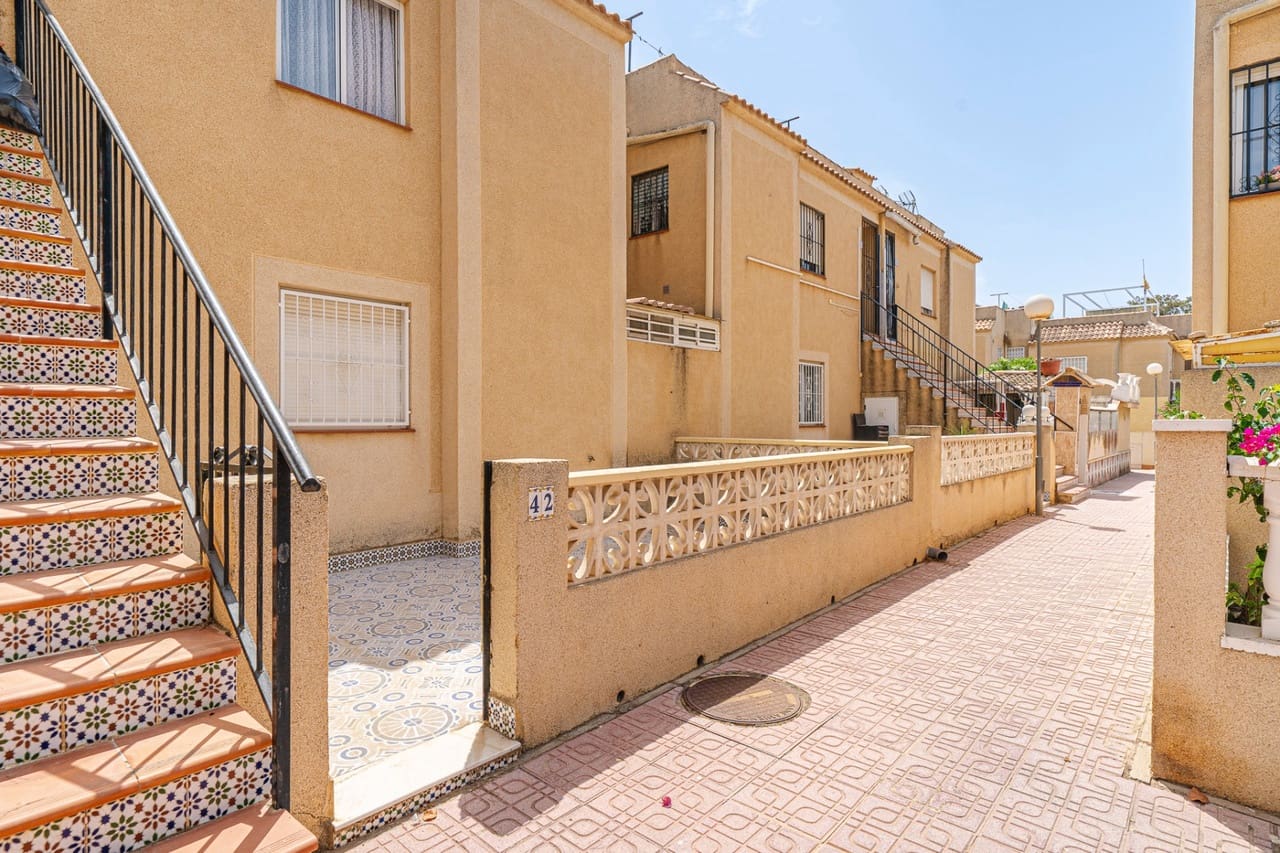 Apartamento de 2 habitaciones en Torrevieja en venta con piscina garaje - 129.000 € (Ref: 10008739)
