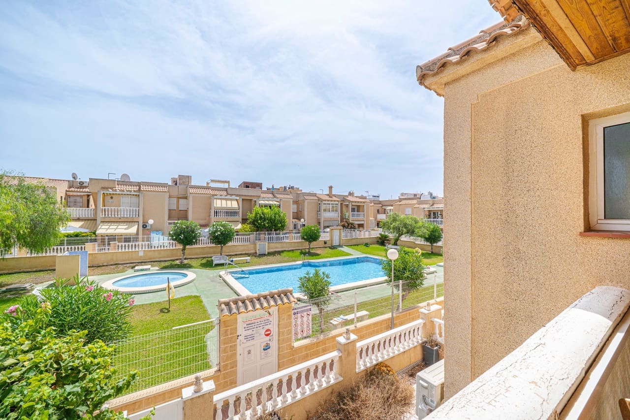 Apartamento de 2 habitaciones en Torrevieja en venta con piscina garaje - 129.000 € (Ref: 10008739)
