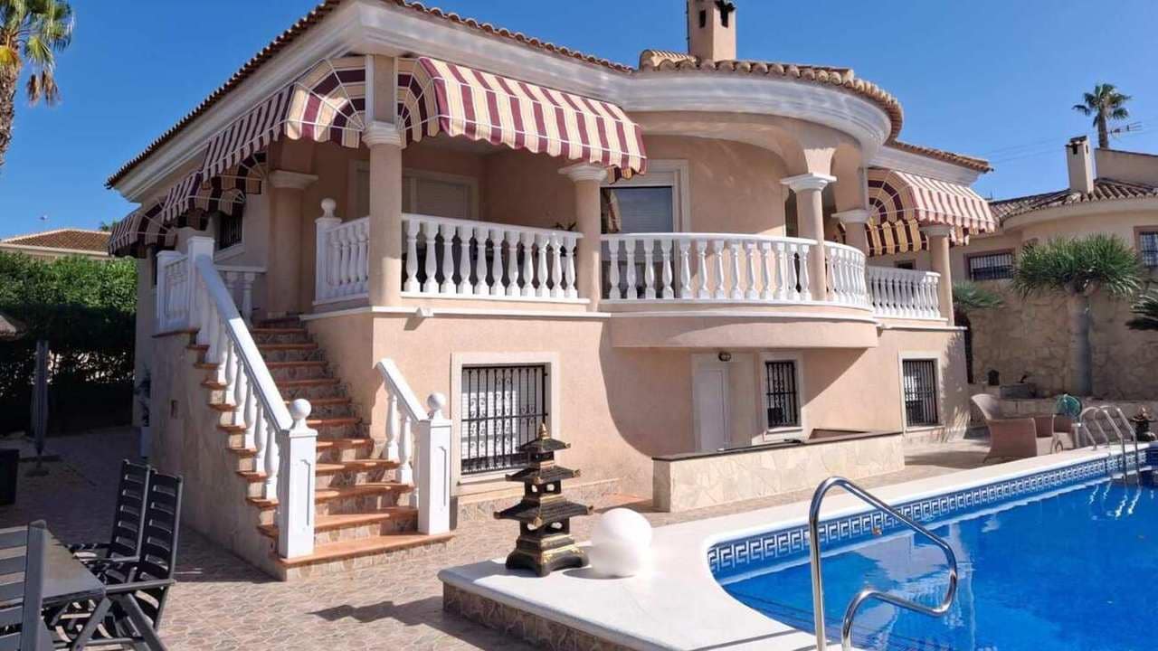 Chalet de 4 habitaciones en Rojales en venta con piscina - 570.000 € (Ref: 10011086)
