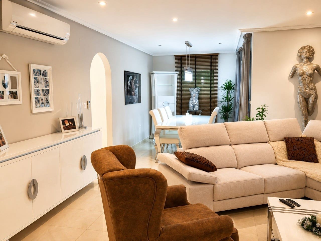 4 bedroom Villa for sale in Rojales with pool garage - € 557,000 (Ref: 10018297)