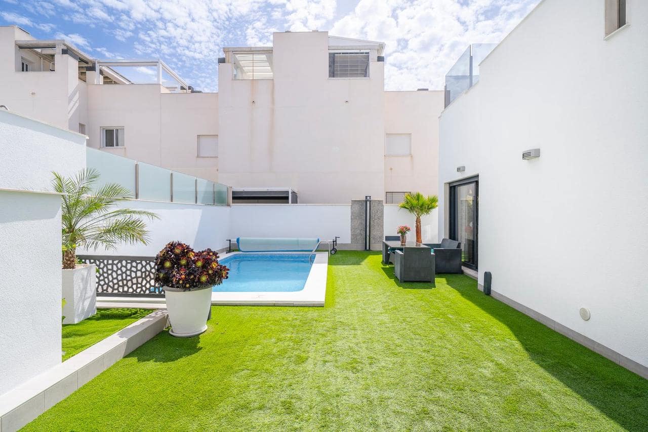 5 soveværelse Villa til salg i Torrevieja med swimmingpool garage - € 559.000 (Ref: 10023652)