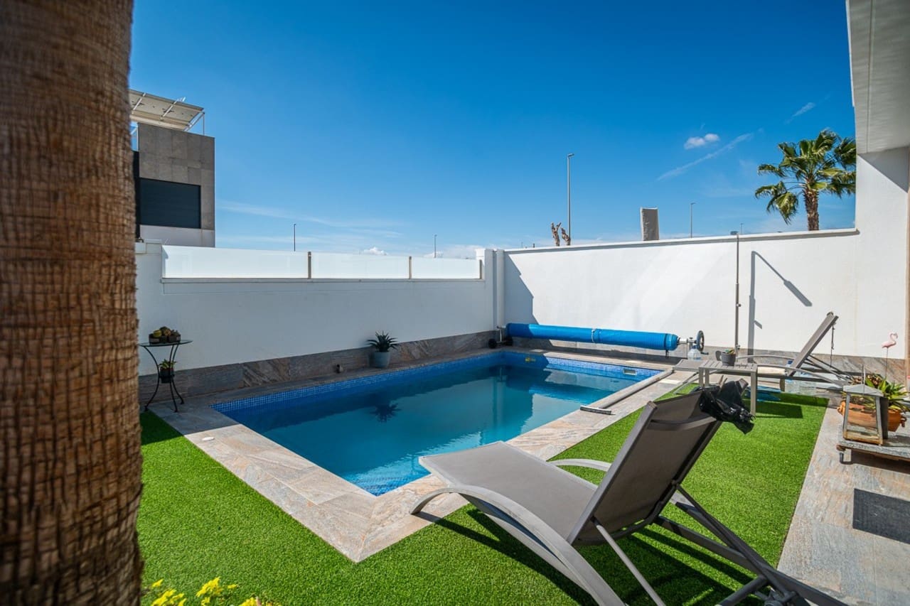3 bedroom Villa for sale in Pilar de la Horadada with pool - € 450,000 (Ref: 10037061)