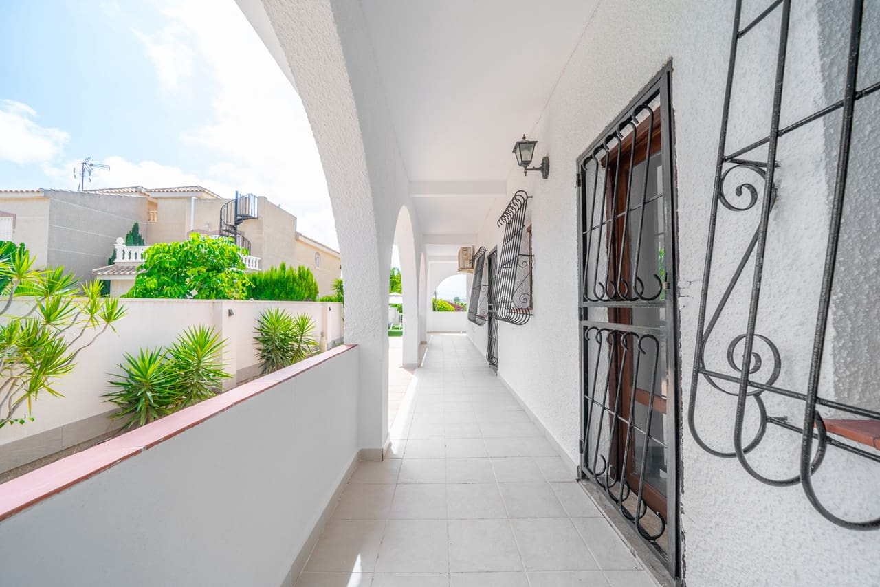 5 bedroom Villa for sale in Los Balcones with pool garage - € 620,000 (Ref: 10042637)