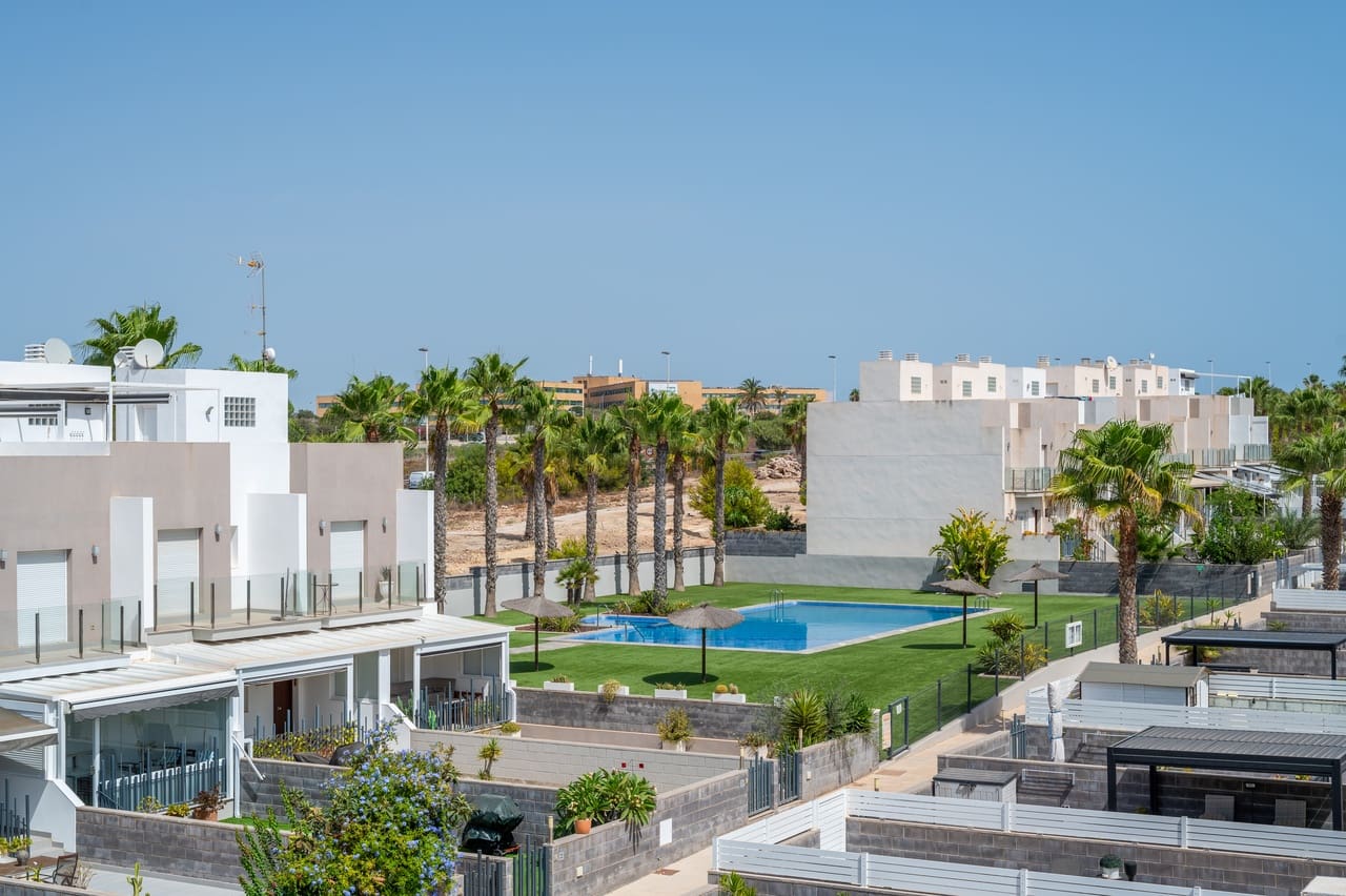 4 quarto Casa em Banda para venda em Torrevieja com piscina garagem - 399 000 € (Ref: 10048865)