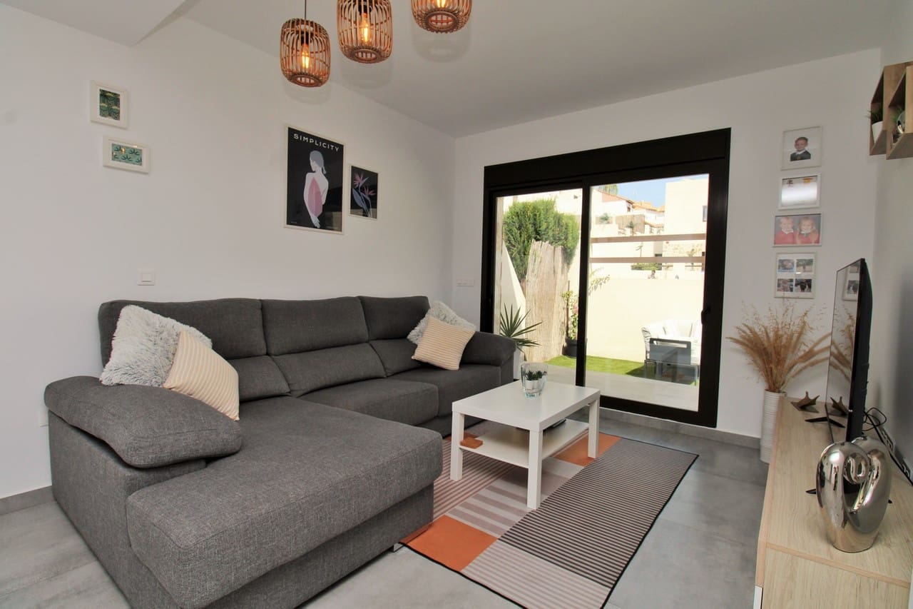 Chalet de 3 habitaciones en Villamartin en venta con piscina - 354.900 € (Ref: 10058057)