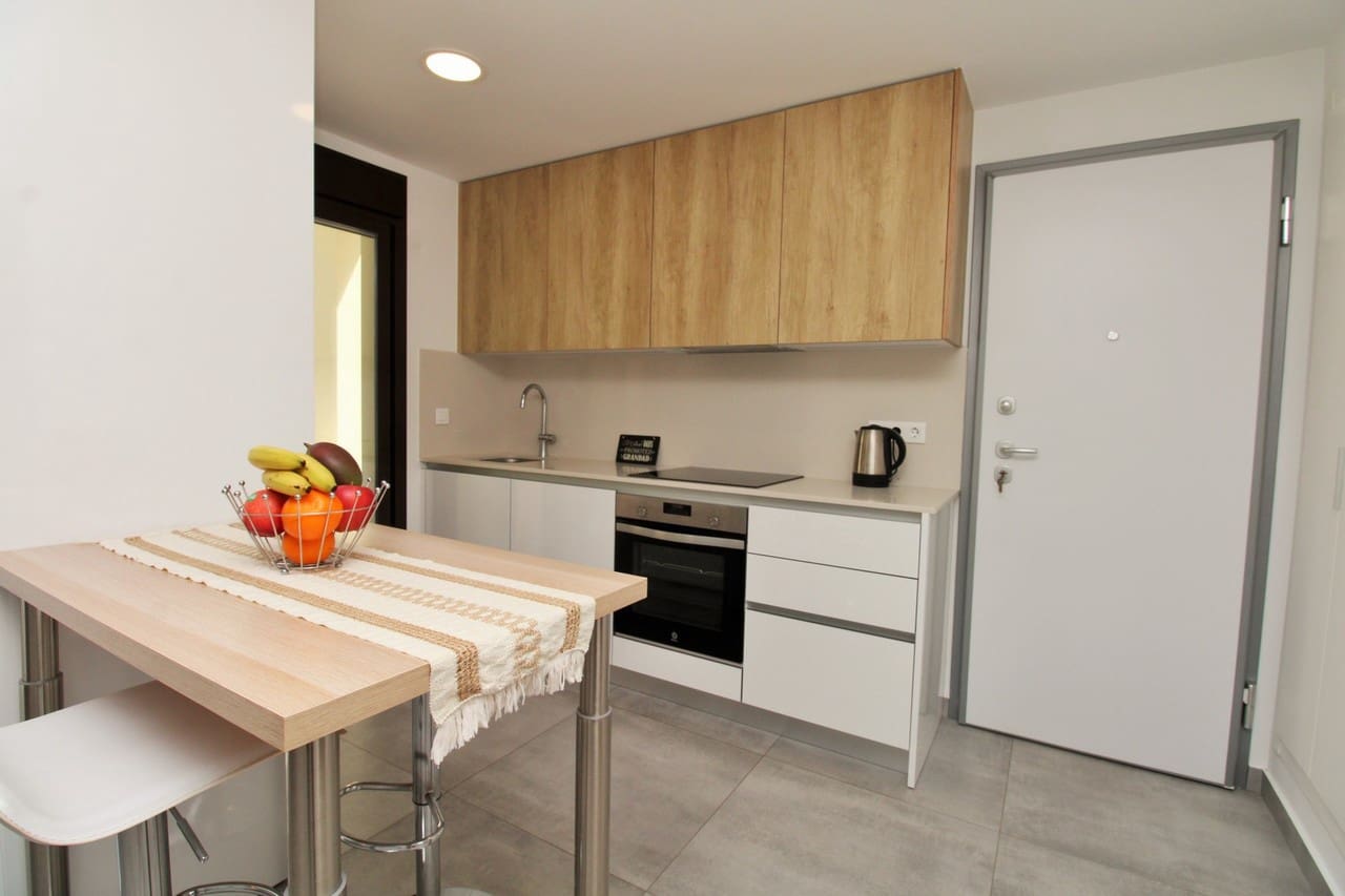 Chalet de 3 habitaciones en Villamartin en venta con piscina - 354.900 € (Ref: 10058057)