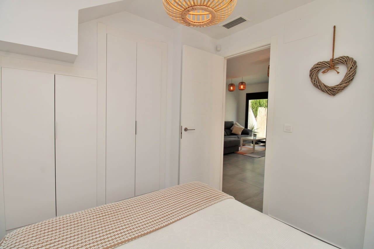 Chalet de 3 habitaciones en Villamartin en venta con piscina - 354.900 € (Ref: 10058057)