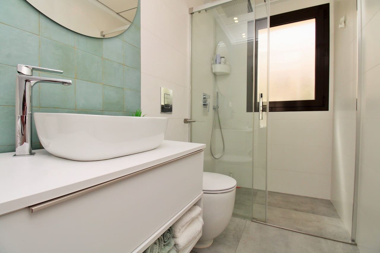 Chalet de 3 habitaciones en Villamartin en venta con piscina - 354.900 € (Ref: 10058057)