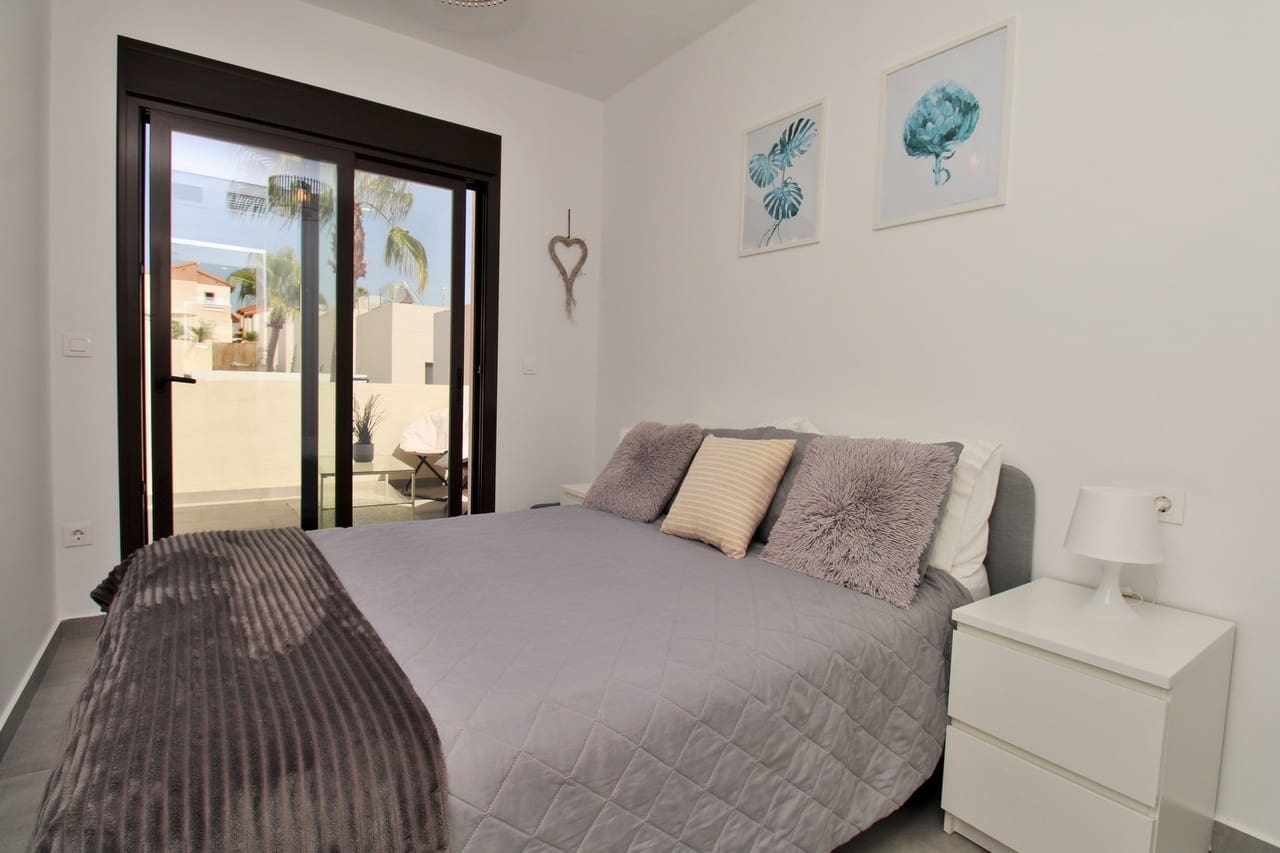 Chalet de 3 habitaciones en Villamartin en venta con piscina - 354.900 € (Ref: 10058057)