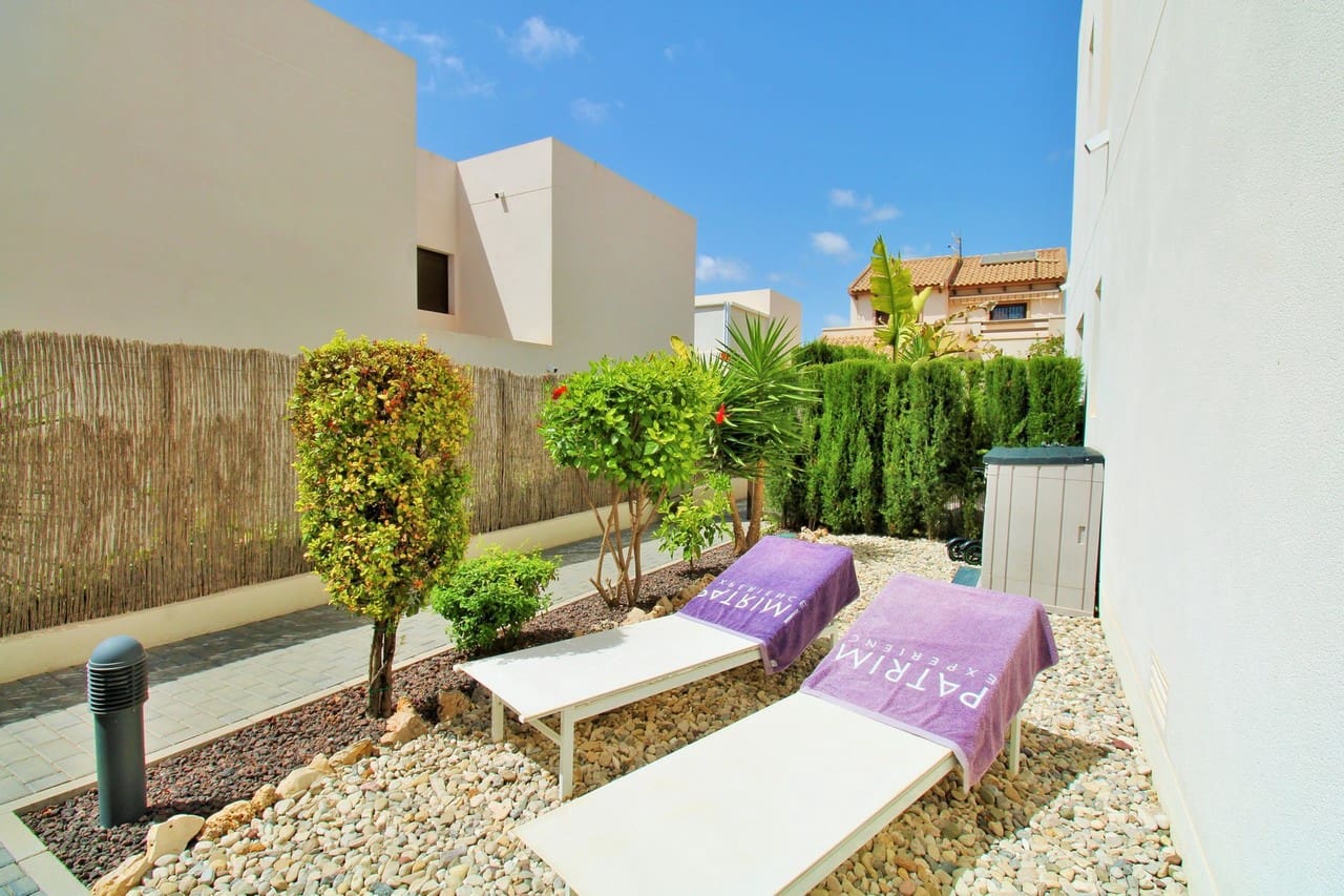 Chalet de 3 habitaciones en Villamartin en venta con piscina - 354.900 € (Ref: 10058057)