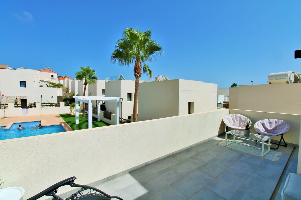 Chalet de 3 habitaciones en Villamartin en venta con piscina - 354.900 € (Ref: 10058057)