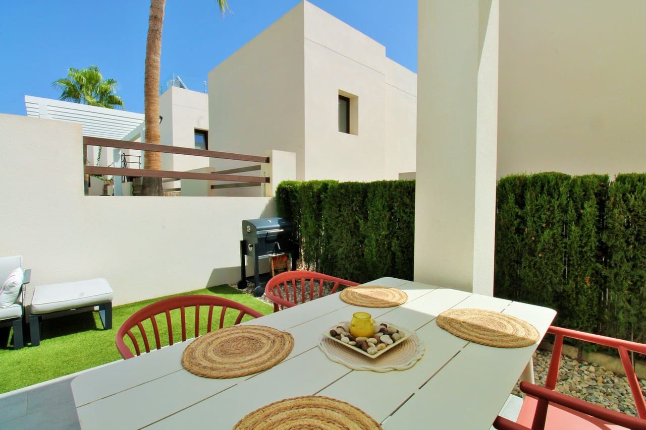 Chalet de 3 habitaciones en Villamartin en venta con piscina - 354.900 € (Ref: 10058057)