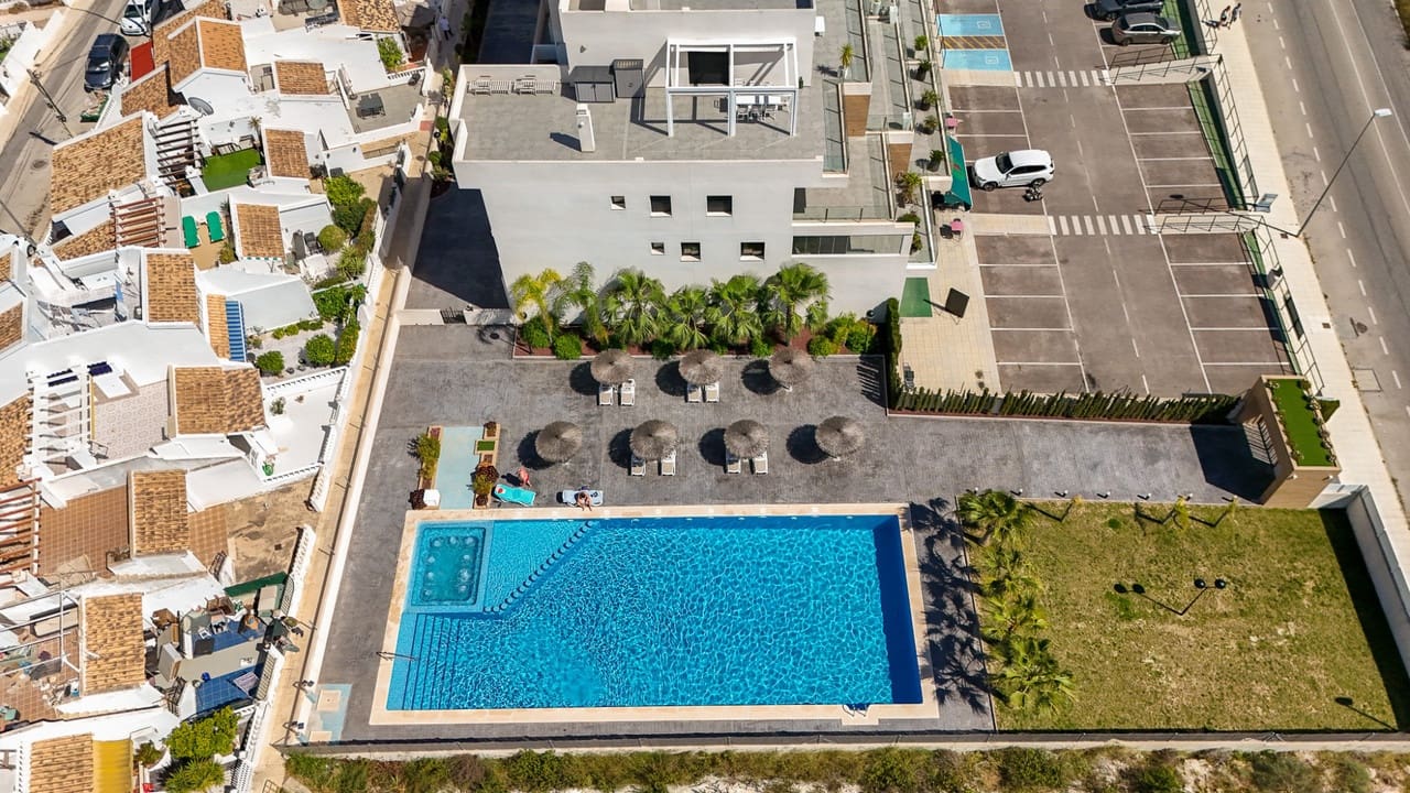 2 soveværelse Lejlighed til salg i Orihuela Costa med swimmingpool garage - € 375.000 (Ref: 10067185)
