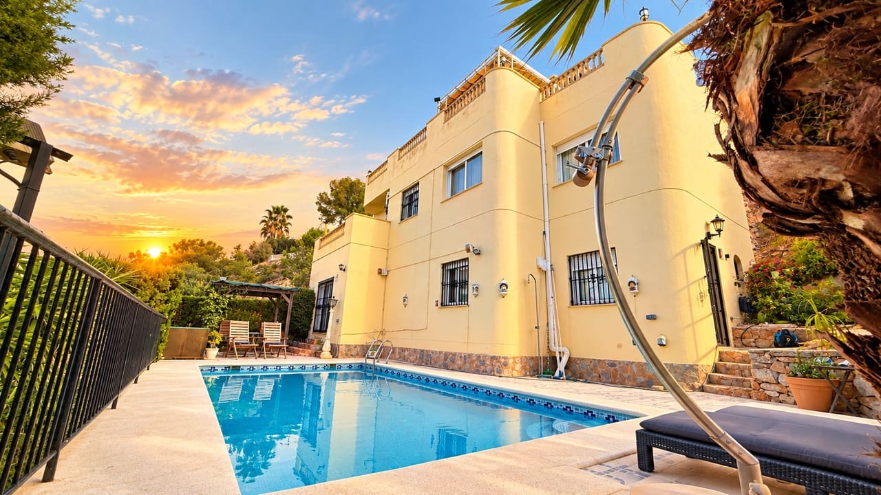 5 soveværelse Villa til salg i La Zenia med swimmingpool garage - € 635.000 (Ref: 10067187)