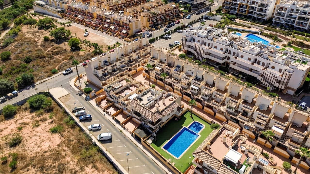 2 soverom Villa til salgs i Orihuela Costa med svømmebasseng garasje - € 229 000 (Ref: 10067193)