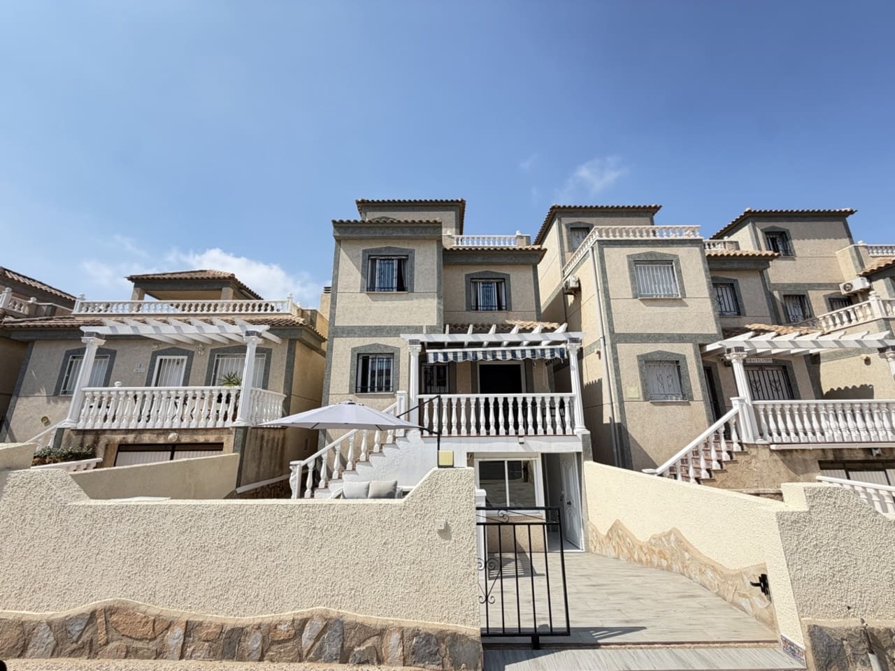 5 Zimmer Villa zu verkaufen in Villamartin mit Pool - 475.000 € (Ref: 10085617)