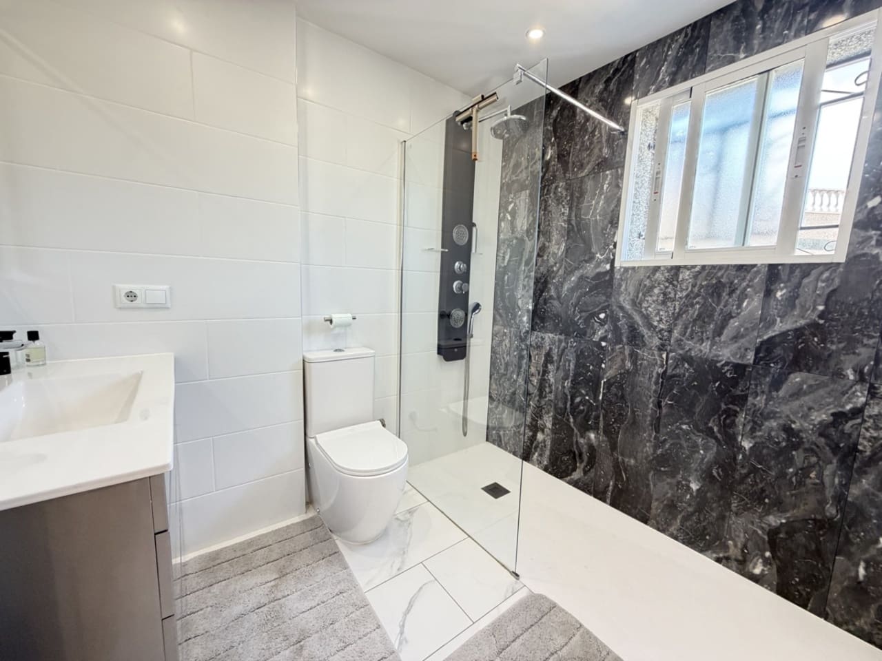5 Zimmer Villa zu verkaufen in Villamartin mit Pool - 475.000 € (Ref: 10085617)