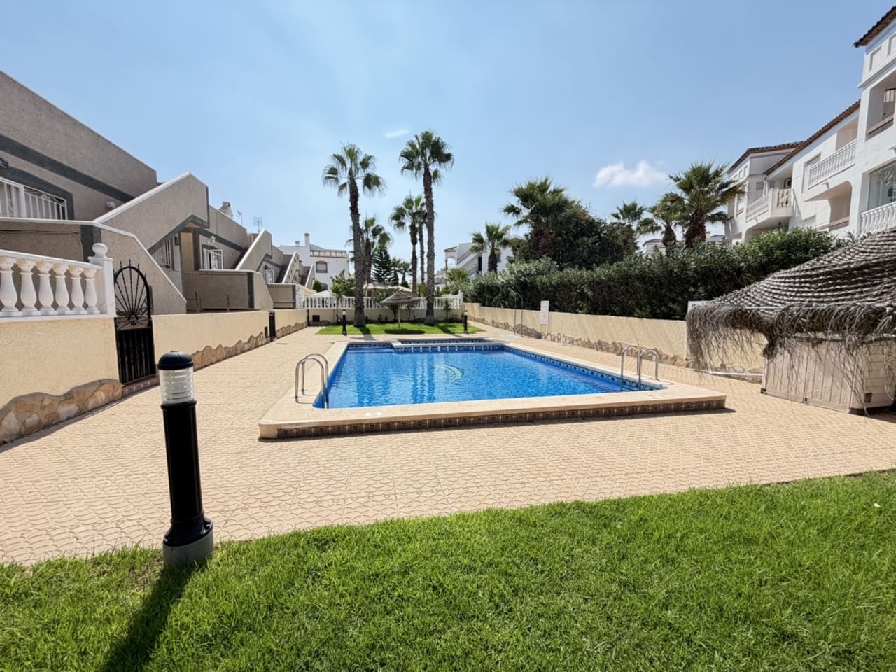 5 Zimmer Villa zu verkaufen in Villamartin mit Pool - 475.000 € (Ref: 10085617)