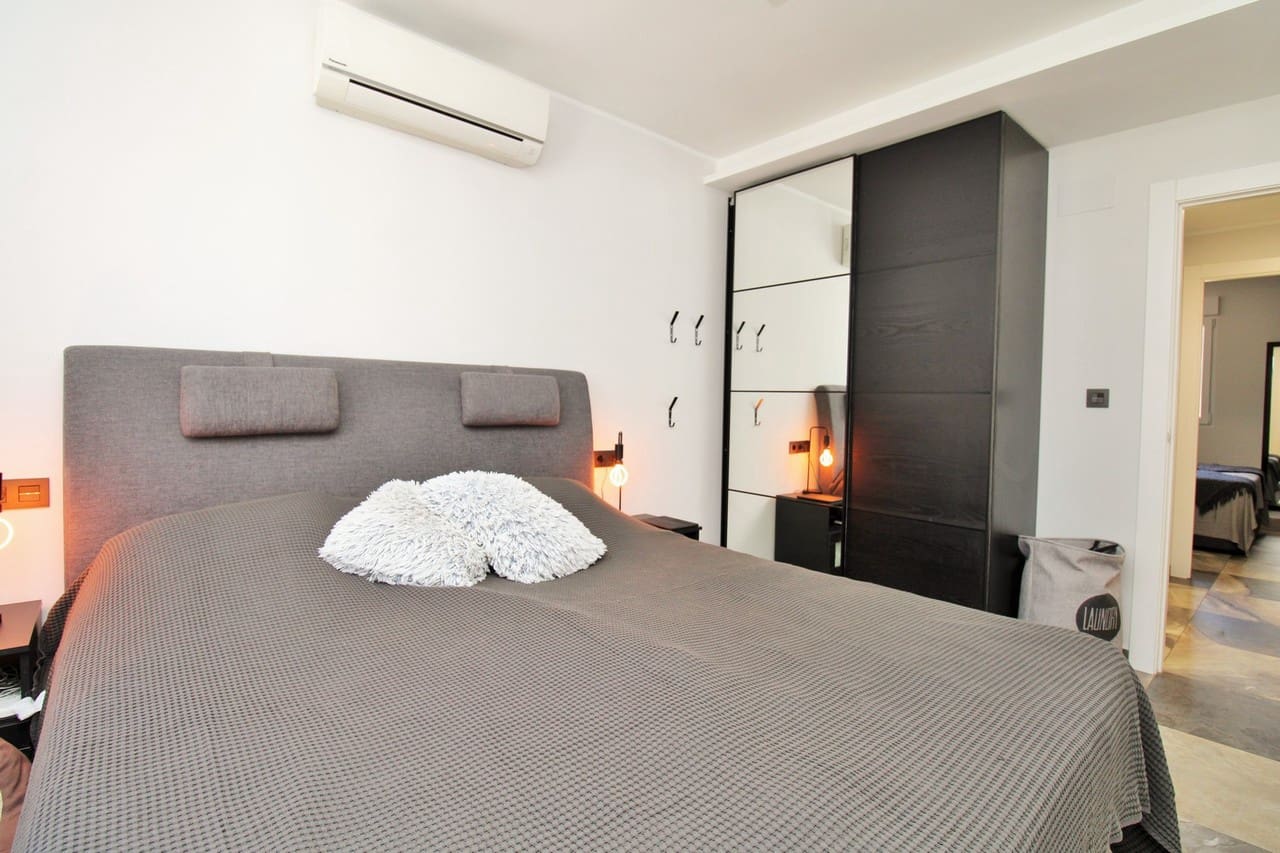 Chalet de 4 habitaciones en Villamartin en venta con piscina - 419.000 € (Ref: 10085618)