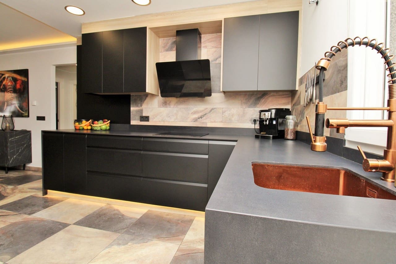 Chalet de 4 habitaciones en Villamartin en venta con piscina - 419.000 € (Ref: 10085618)