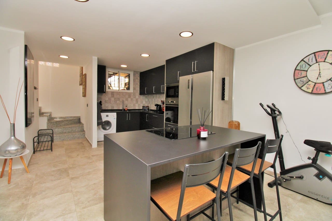Chalet de 4 habitaciones en Villamartin en venta con piscina - 419.000 € (Ref: 10085618)