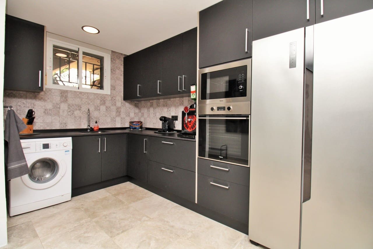 Chalet de 4 habitaciones en Villamartin en venta con piscina - 419.000 € (Ref: 10085618)