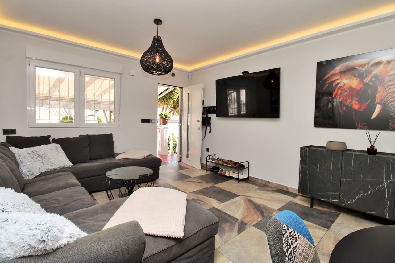 Chalet de 4 habitaciones en Villamartin en venta con piscina - 419.000 € (Ref: 10085618)