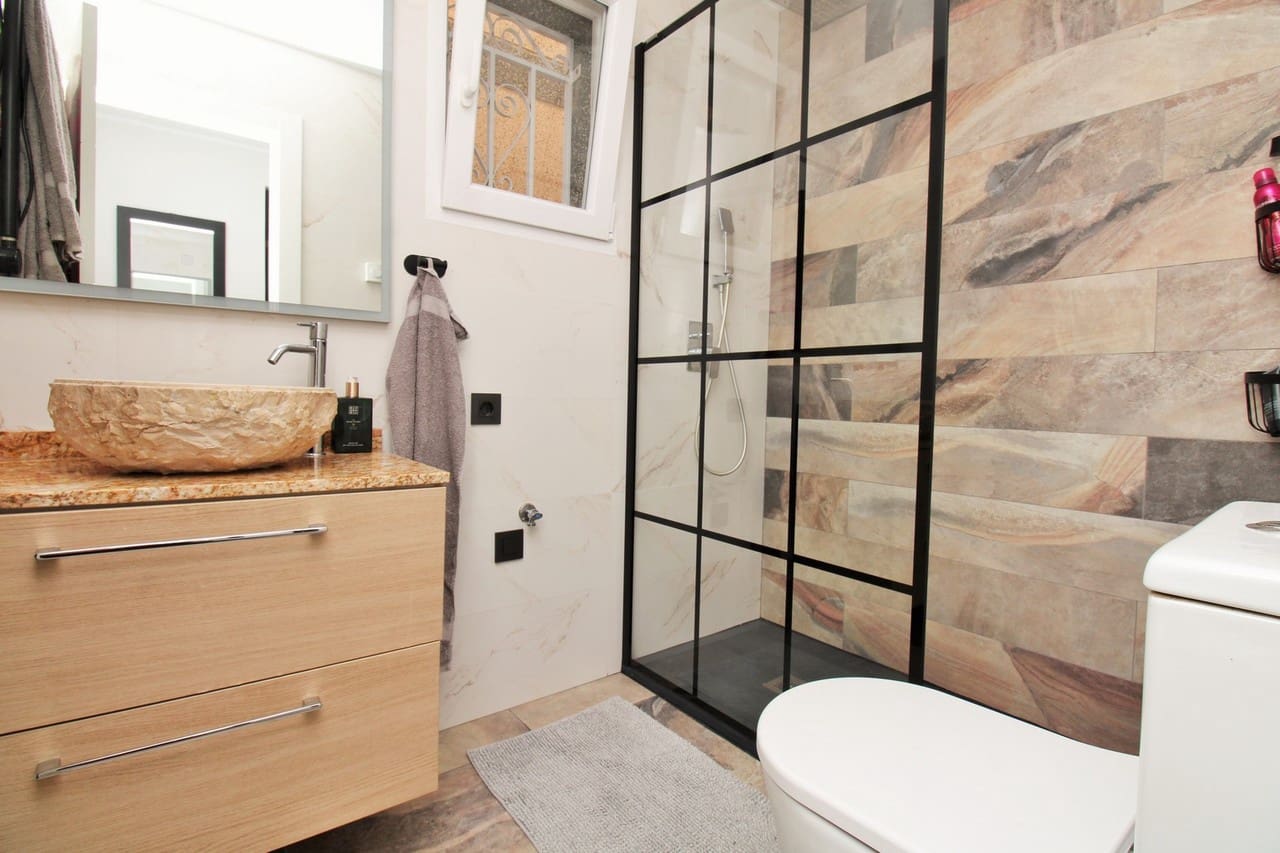 Chalet de 4 habitaciones en Villamartin en venta con piscina - 419.000 € (Ref: 10085618)