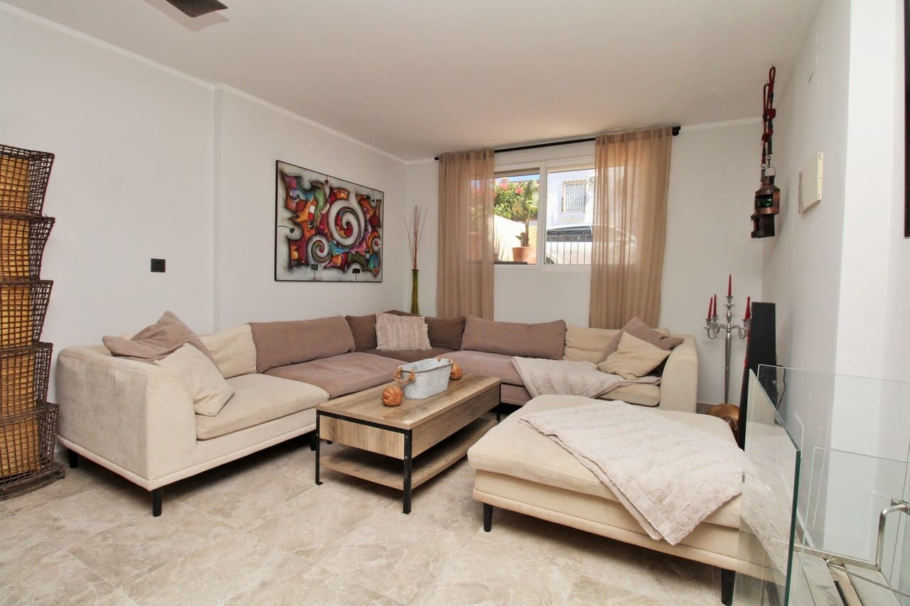 Chalet de 4 habitaciones en Villamartin en venta con piscina - 419.000 € (Ref: 10085618)