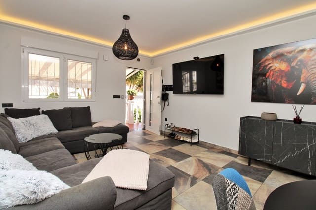 Chalet de 4 habitaciones en Villamartin, Orihuela en venta con piscina - 419.000 € (Ref: 10085618)