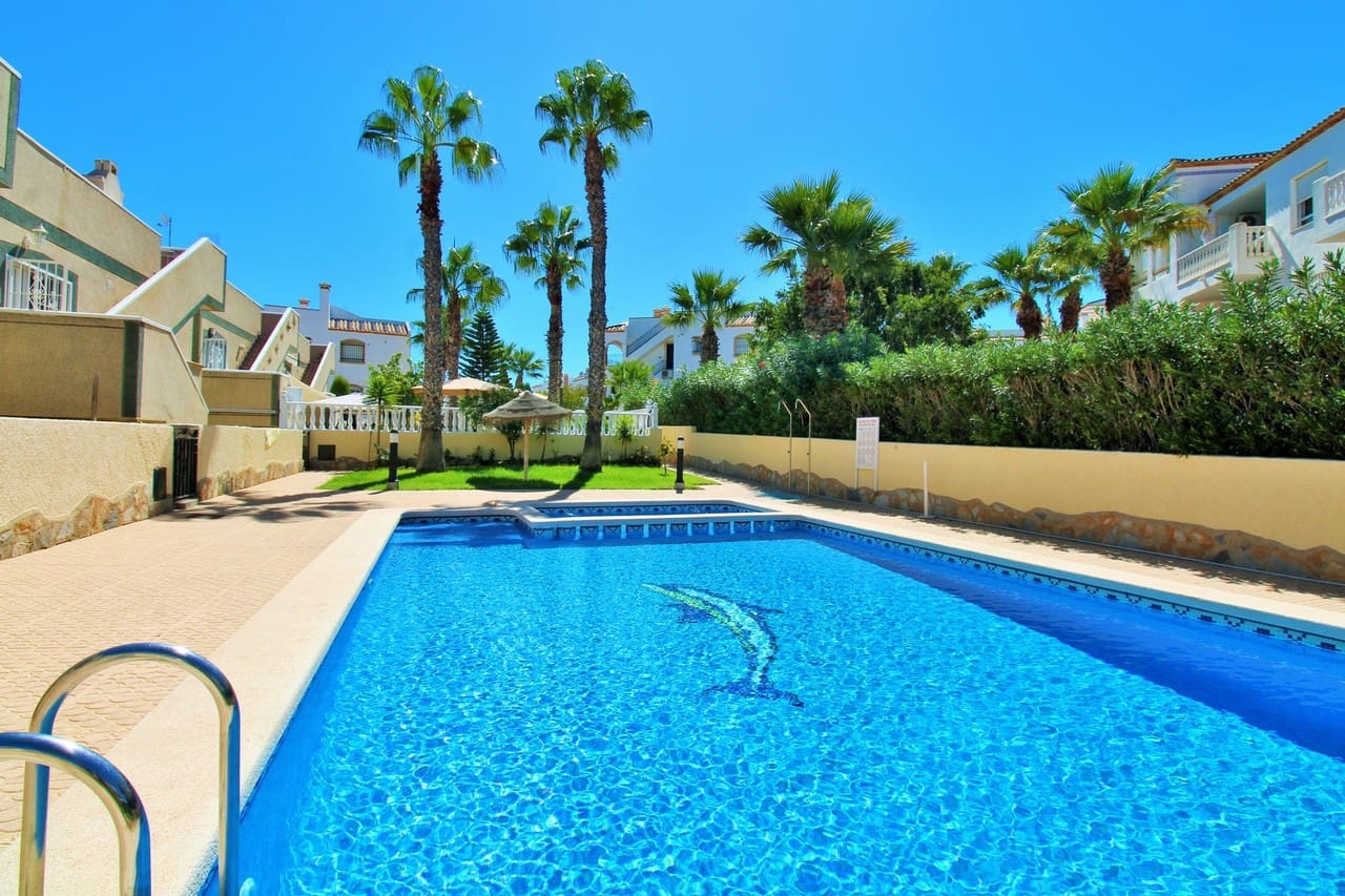 Chalet de 4 habitaciones en Villamartin en venta con piscina - 419.000 € (Ref: 10085618)