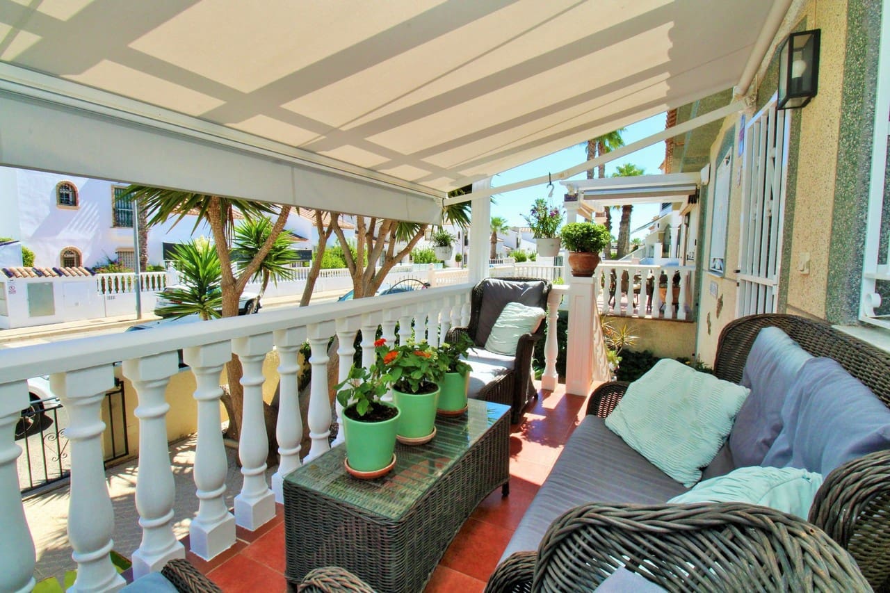 Chalet de 4 habitaciones en Villamartin en venta con piscina - 419.000 € (Ref: 10085618)