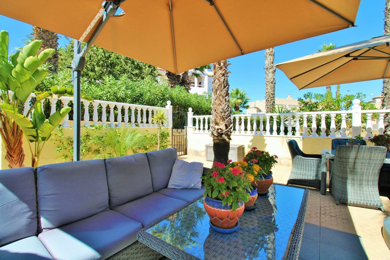 Chalet de 4 habitaciones en Villamartin en venta con piscina - 419.000 € (Ref: 10085618)