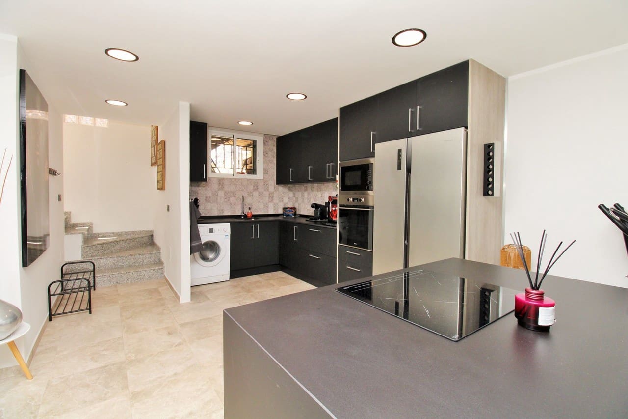 Chalet de 4 habitaciones en Villamartin en venta con piscina - 419.000 € (Ref: 10085618)