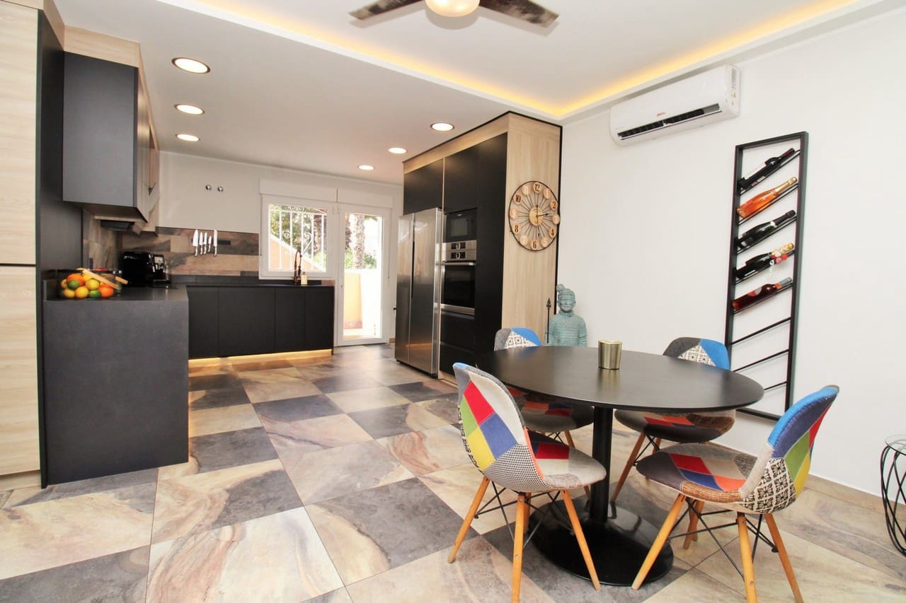 Chalet de 4 habitaciones en Villamartin en venta con piscina - 419.000 € (Ref: 10085618)