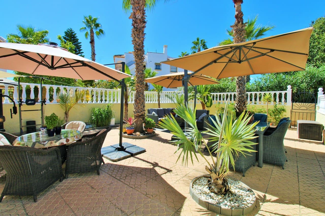 Chalet de 4 habitaciones en Villamartin en venta con piscina - 419.000 € (Ref: 10085618)