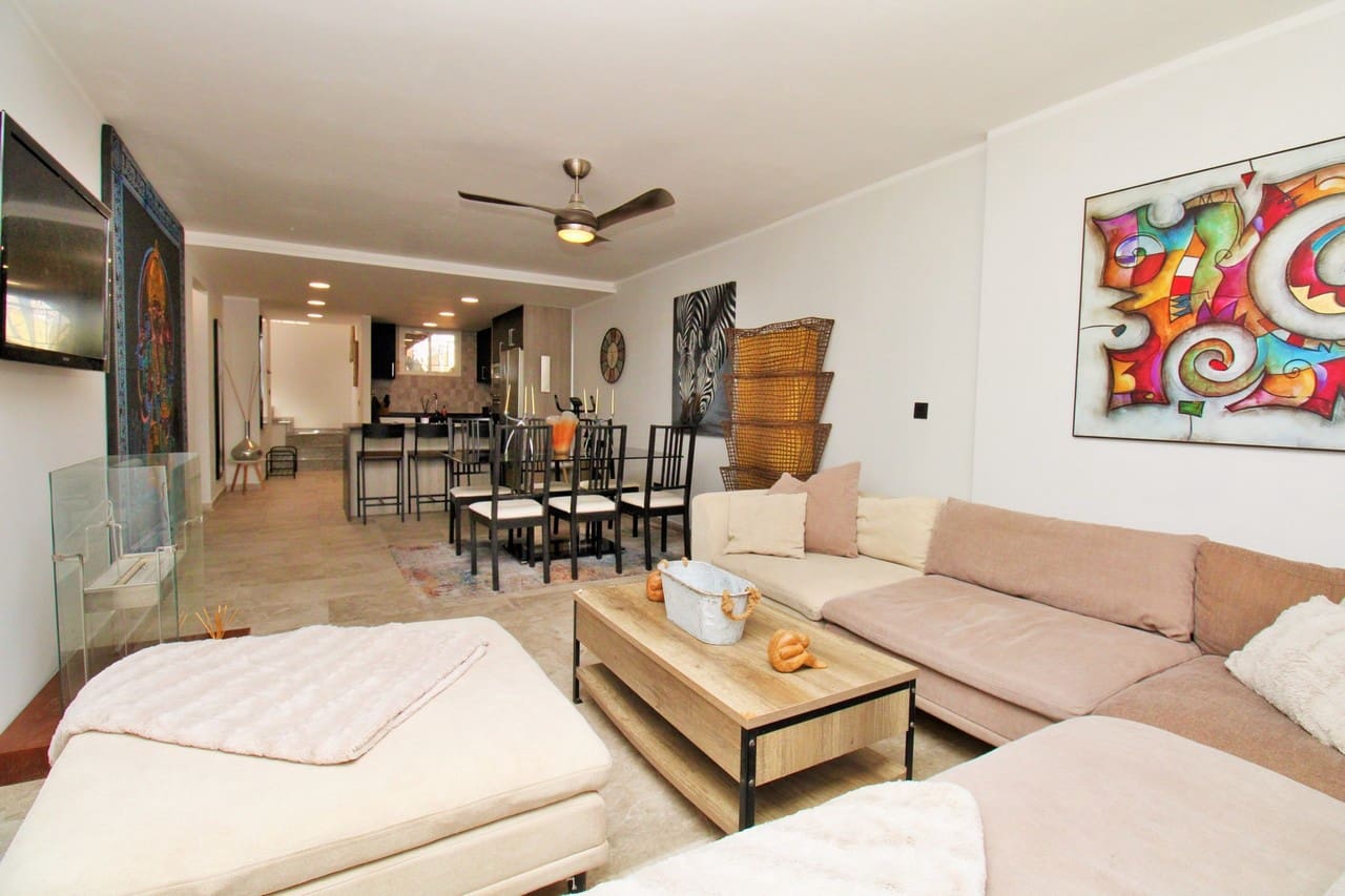 Chalet de 4 habitaciones en Villamartin en venta con piscina - 419.000 € (Ref: 10085618)