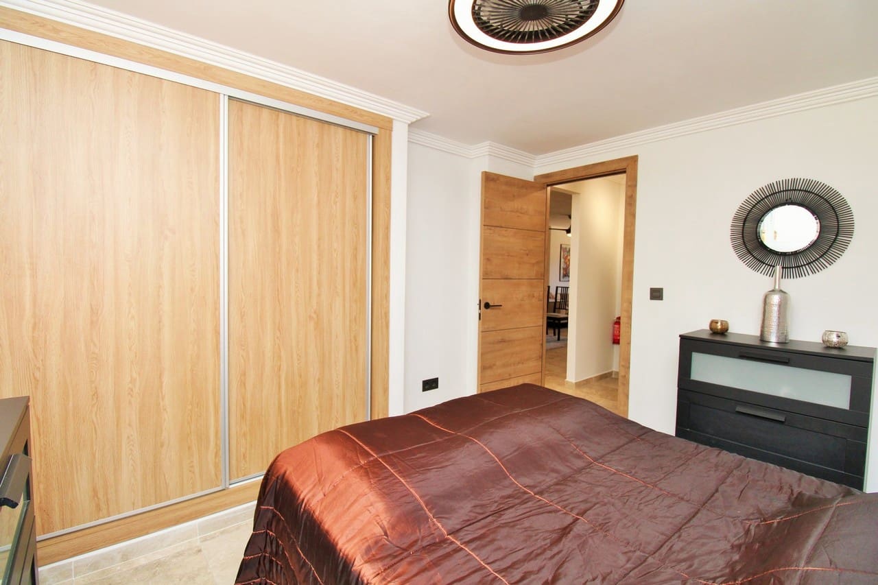 Chalet de 4 habitaciones en Villamartin en venta con piscina - 419.000 € (Ref: 10085618)