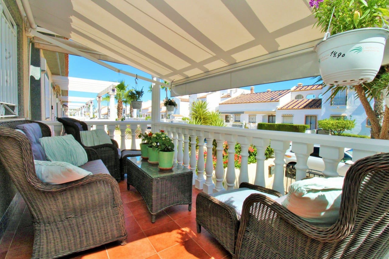 Chalet de 4 habitaciones en Villamartin en venta con piscina - 419.000 € (Ref: 10085618)