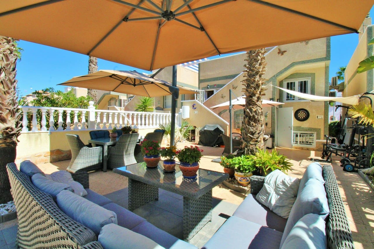 Chalet de 4 habitaciones en Villamartin en venta con piscina - 419.000 € (Ref: 10085618)