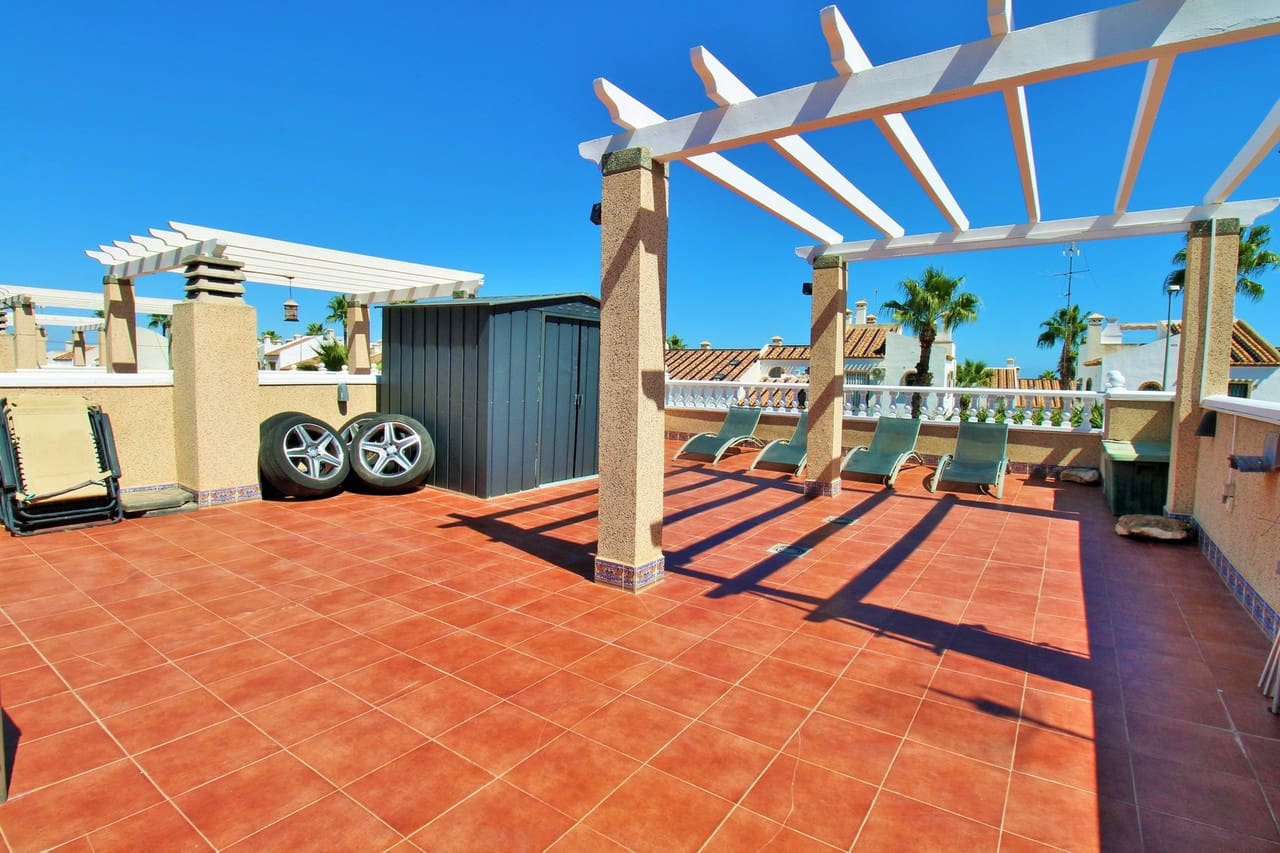 Chalet de 4 habitaciones en Villamartin en venta con piscina - 419.000 € (Ref: 10085618)