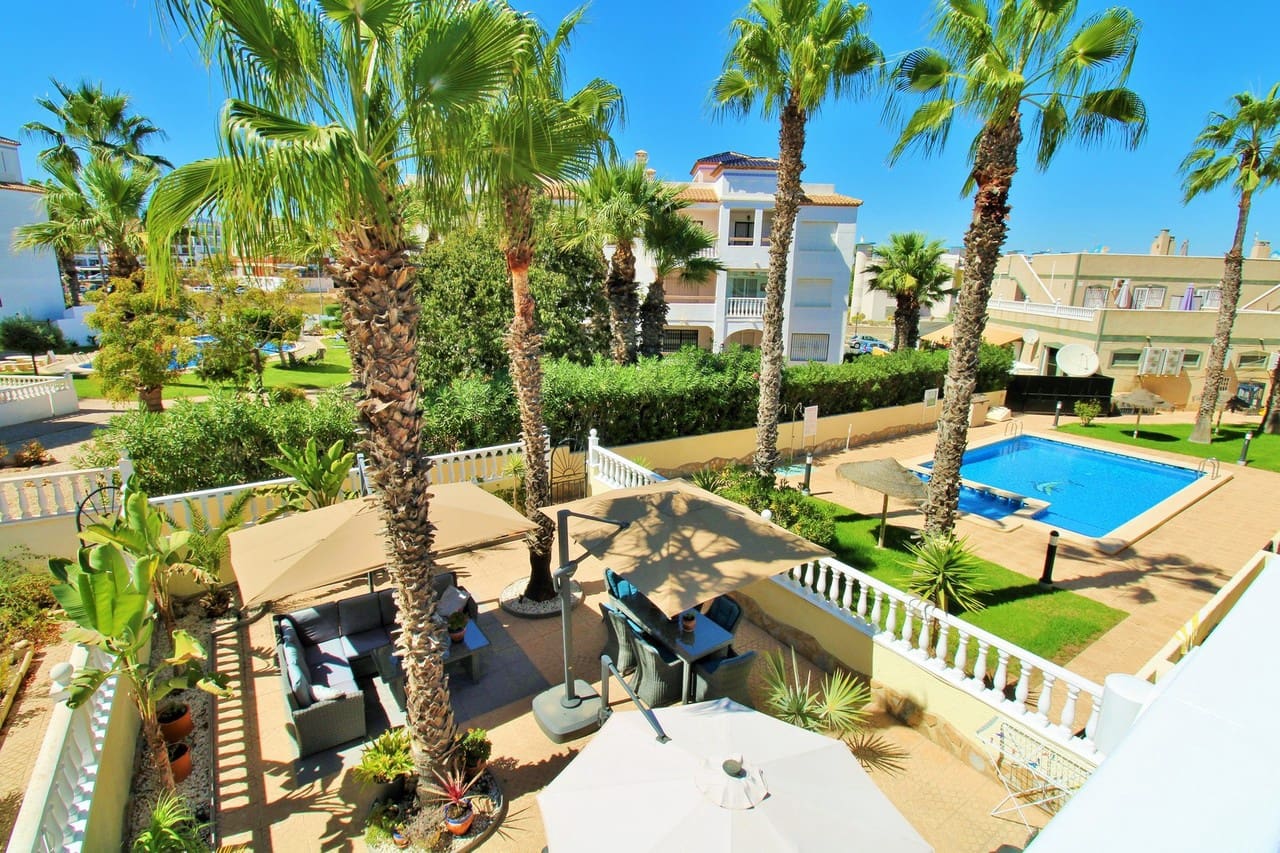 Chalet de 4 habitaciones en Villamartin en venta con piscina - 419.000 € (Ref: 10085618)