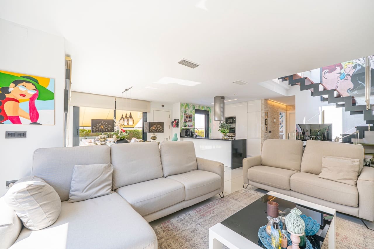 3 makuuhuone Huvila myytävänä paikassa Ciudad Quesada mukana uima-altaan - 550 000 € (Ref: 10115467)