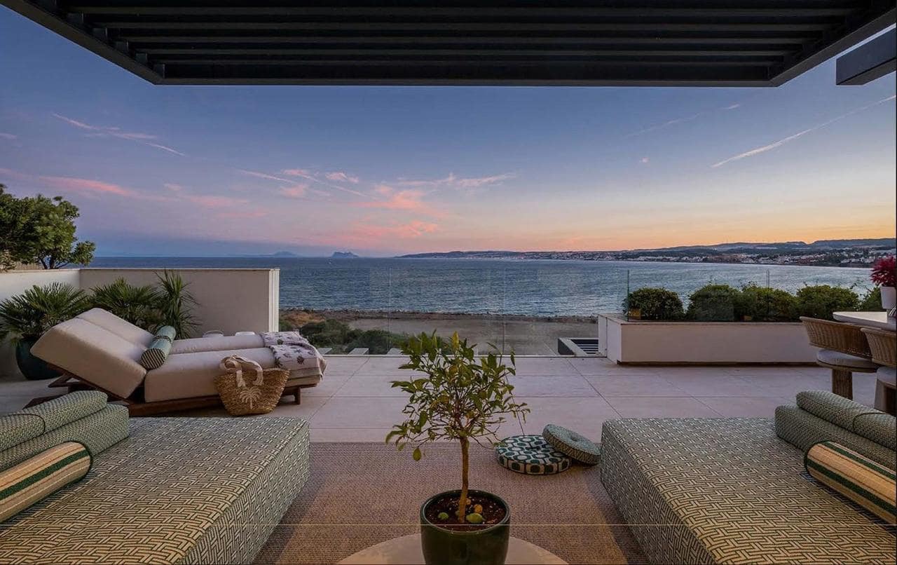 Apartamento de 2 habitaciones en Estepona en venta con piscina garaje - 3.003.000 € (Ref: 10118850)