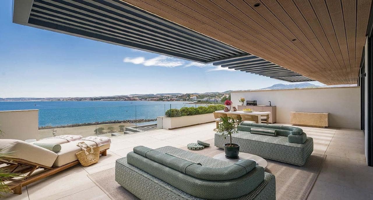 Apartamento de 2 habitaciones en Estepona en venta con piscina garaje - 3.003.000 € (Ref: 10118850)