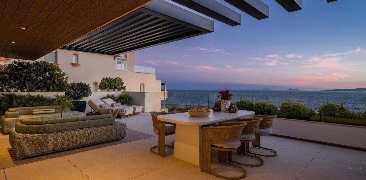 Apartamento de 2 habitaciones en Estepona en venta con piscina garaje - 3.003.000 € (Ref: 10118850)