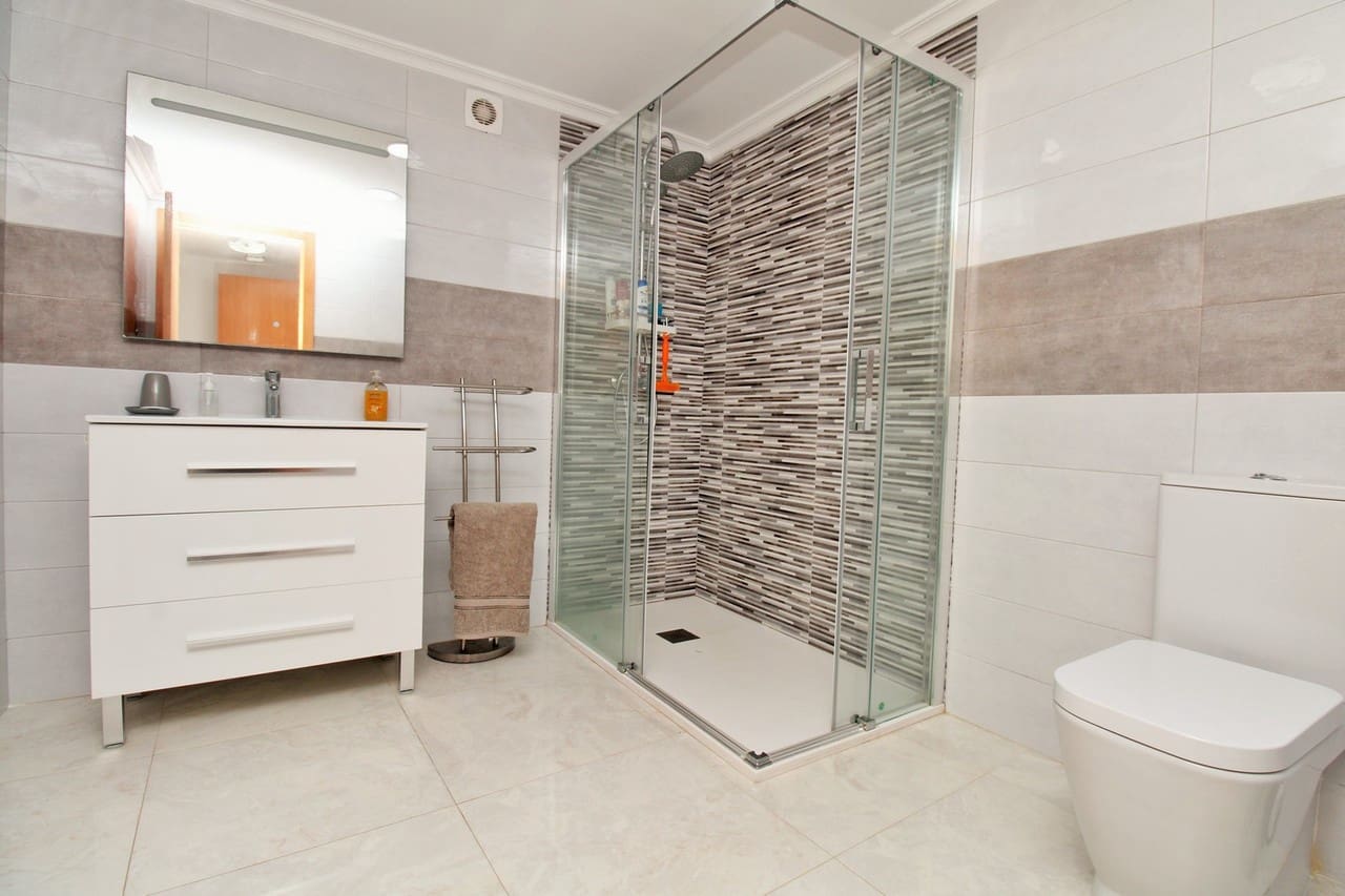 4 camera da letto Villa in vendita in Villamartin con piscina garage - 379.995 € (Rif: 10118896)